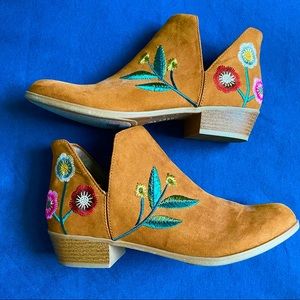 indigo rd. booties with embroidered flowers 🌸